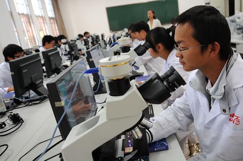 临床八年制再现争议，为何推得这么苦？