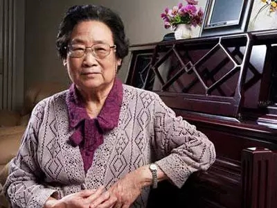 屠呦呦向诺贝尔博物馆赠书